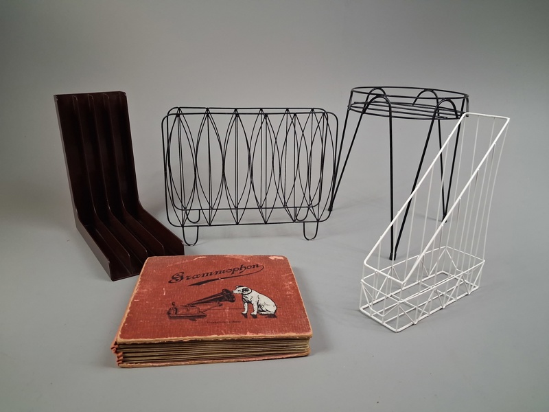 Diverse. Bl.a Blompiedestal, tidningsställ, skivställ Gustavsberg, stenkakor.