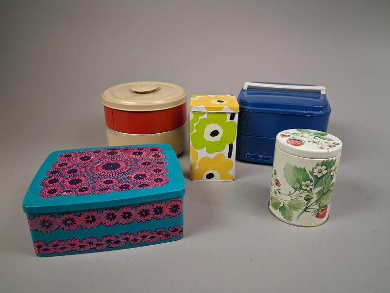 Diverse plåtburkar.