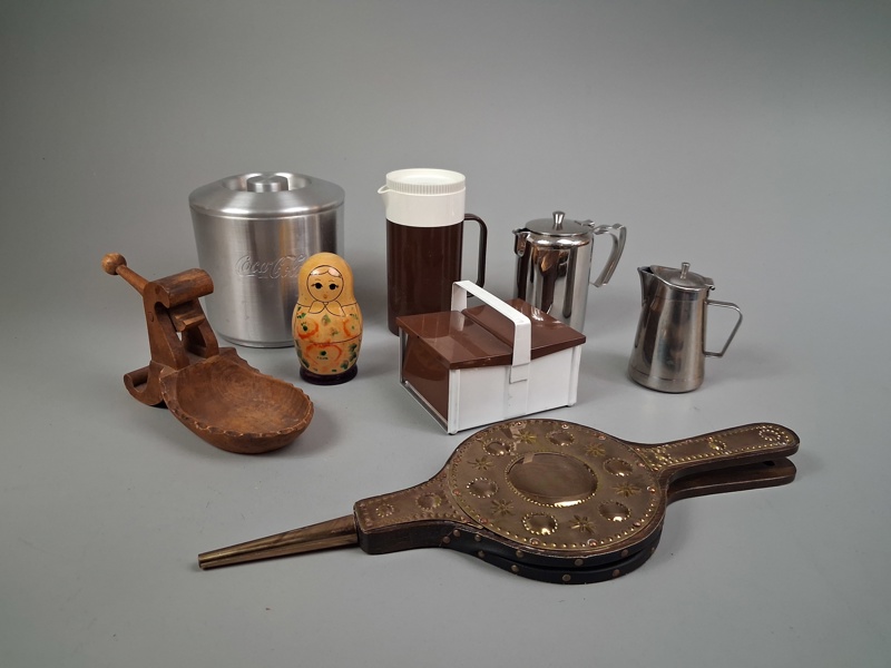 Diverse. Bl.a Ishink Coca Cola, plastbringare Gustavsberg, Babushka m.m.