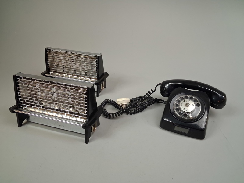 2 Brödrostar, "Nya Rossi", design Sigvard Bernadotte, NilsJohan, samt telefon.