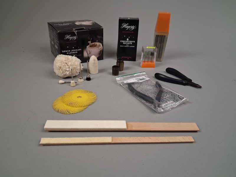 Diverse för smycken. Bl.a Rengöringsmaskin, tång, olika filar, polersaker m.m.