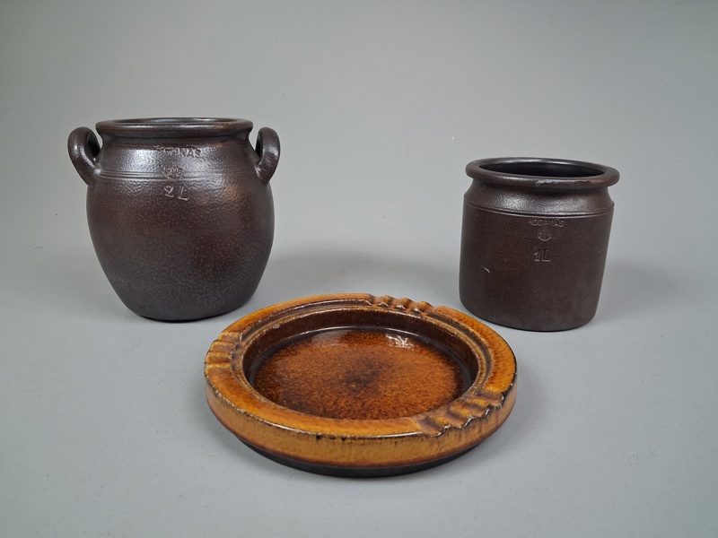 2 Krus, 1 & 2 Liter, Höganäs, samt askfat Upsala Ekeby.