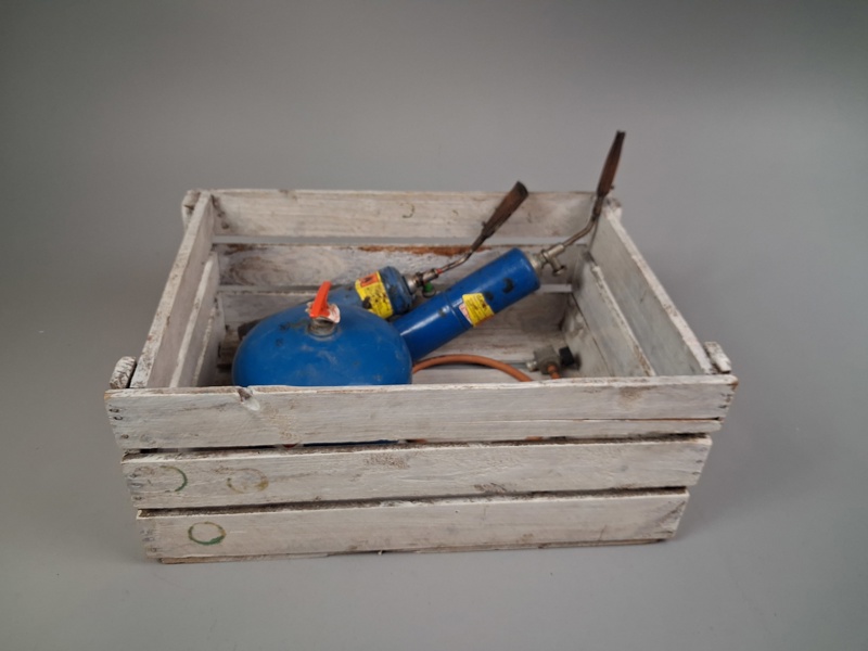 Gasolbrännare, gasoltub & trälåda.