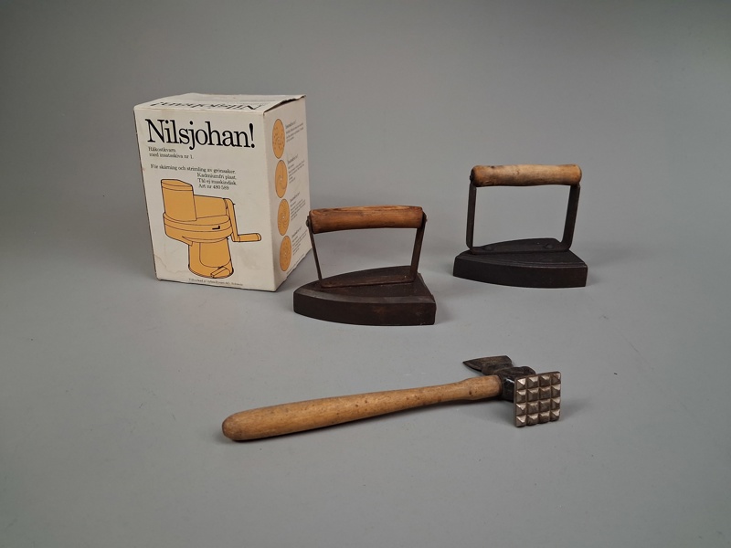 Äldre strykjärn, köttklubba & Råkostkvarn NilsJohan.