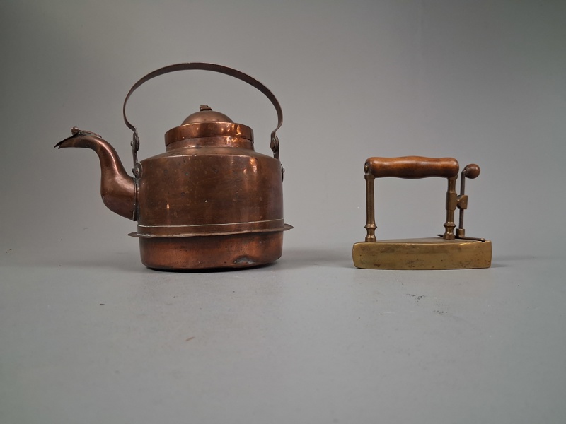 Äldre kopparkittel & strykjärn i mässing, 1800/1900-talet.