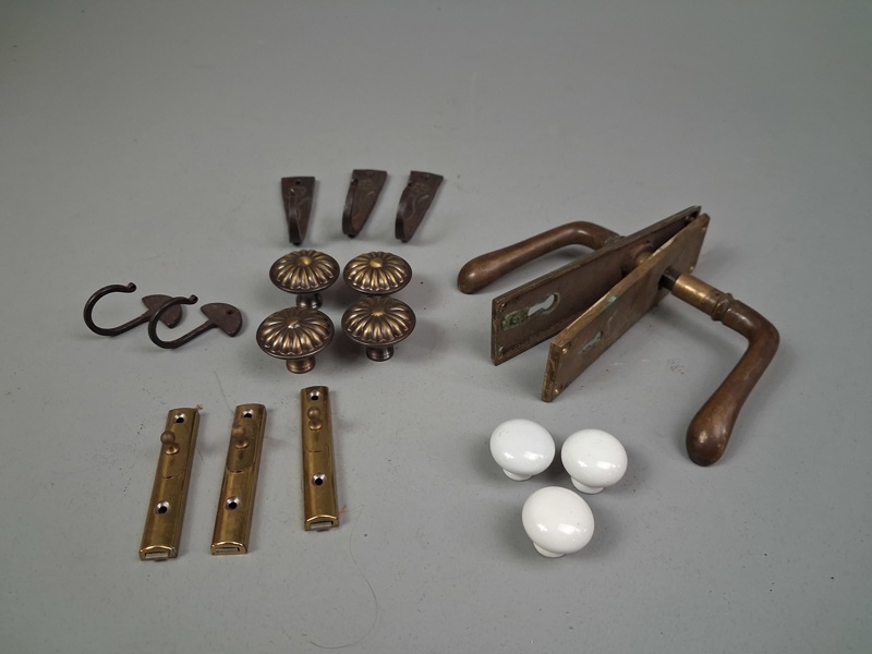 Äldre dörrhandtag, krokar, knoppar.