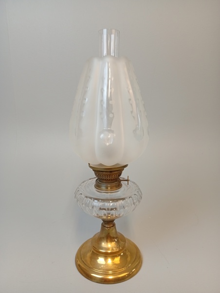 Fotogenlampa. Mässing/glas, 1900-talets första hälft.