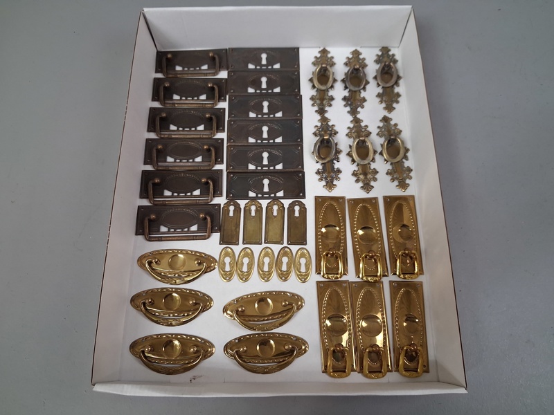 Diverse möbelbeslag.