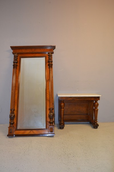 Spegel med konsolbord. Nyrenässans, Mahogny, 1900-talets början.