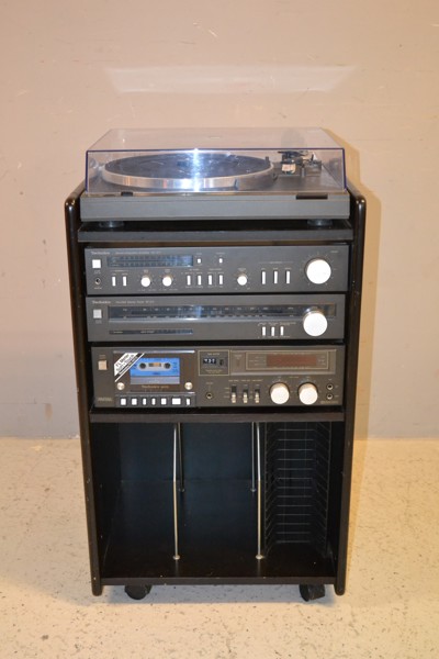 Stereo. Technics, med stereorack.