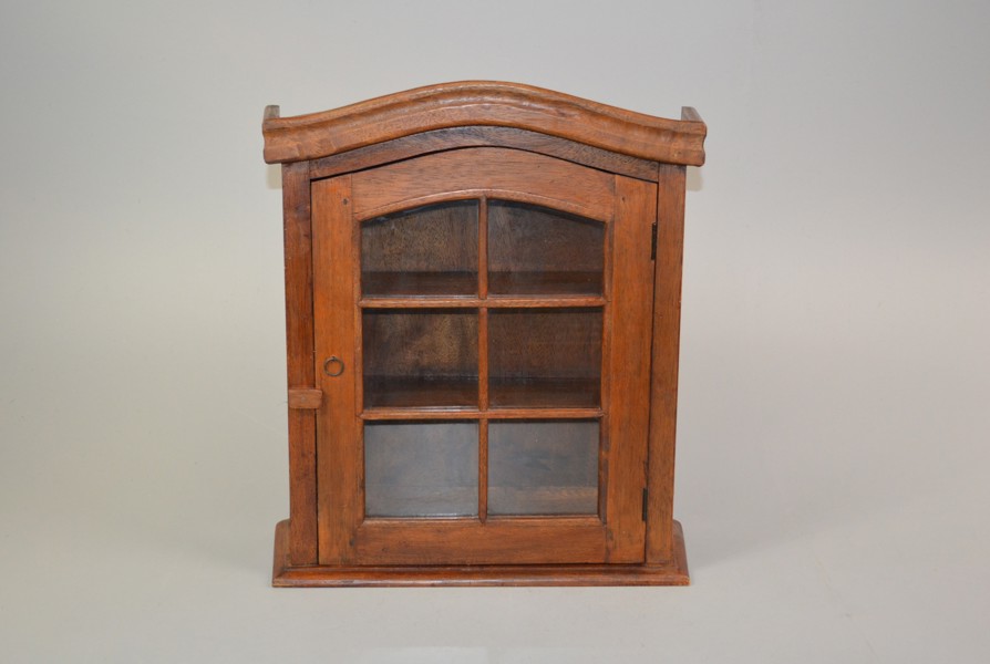 Vägghängt skåp i ek. 1900-Talet.