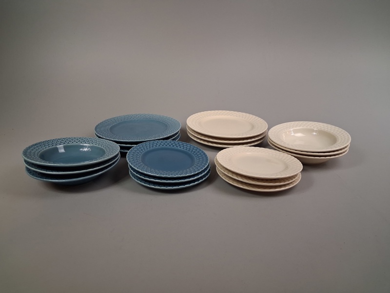 6 Flata tallrikar, 6 djupa tallrikar & 6 Assietter. Table Top Stories. Portugal.