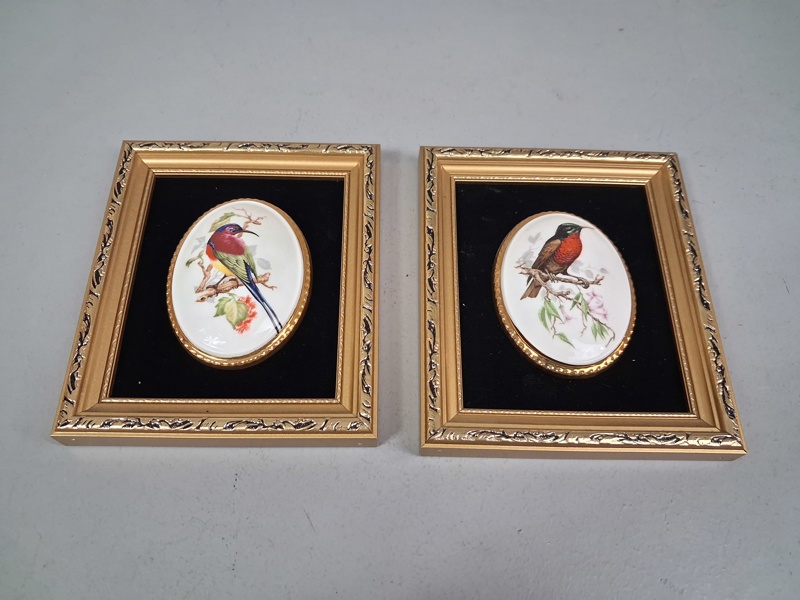 2 Tavlor med fågelmotiv i keramik, Harleight China, Staffordshire.