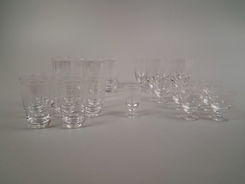 Delar av glasservis. Smålandshyttan, 29 delar.