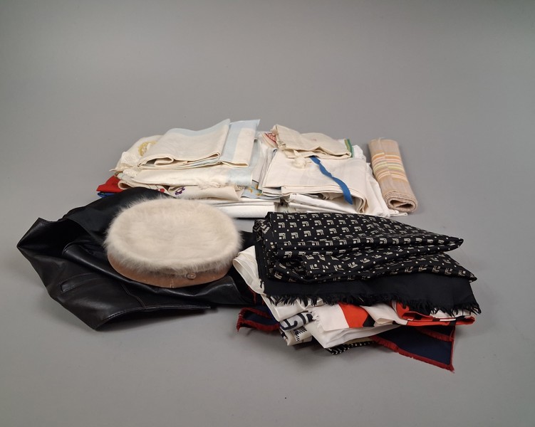 Diverse textil, Scarfsar, skinnväst m.m.