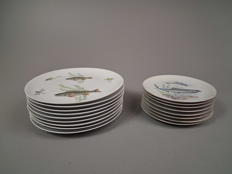 9 Flata tallrikar Karlskrona/Upsala Ekeby & 8 assietter Sue Cream Japan, "Fiskmotiv".