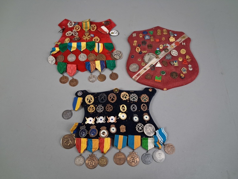 Diverse pins, nålar & medaljer.
