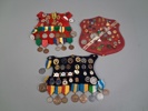 Diverse pins, nålar & medaljer.