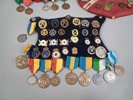 Diverse pins, nålar & medaljer.