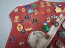 Diverse pins, nålar & medaljer.