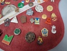 Diverse pins, nålar & medaljer.