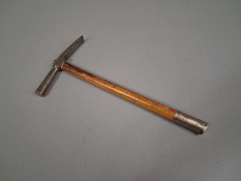 Tapetserarhammare med silverhandtag.