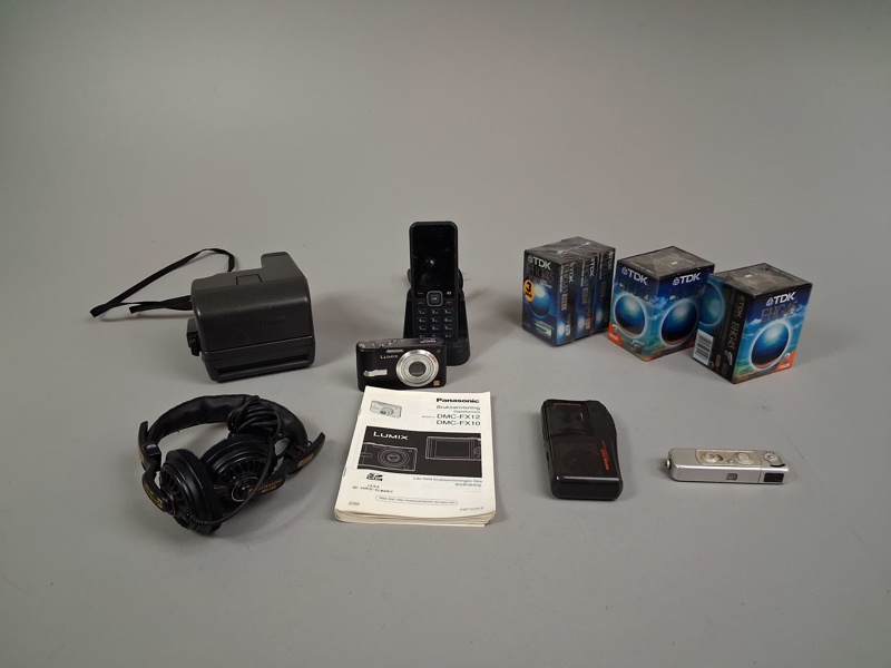 Diverse elektronik & oanvända TDK VHS Band. Bl.a Kameror Lumix, Polaroid m.m.