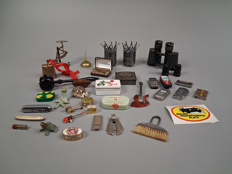 Diverse. Bl.a Tändare, kikare, brevvåg m.m.