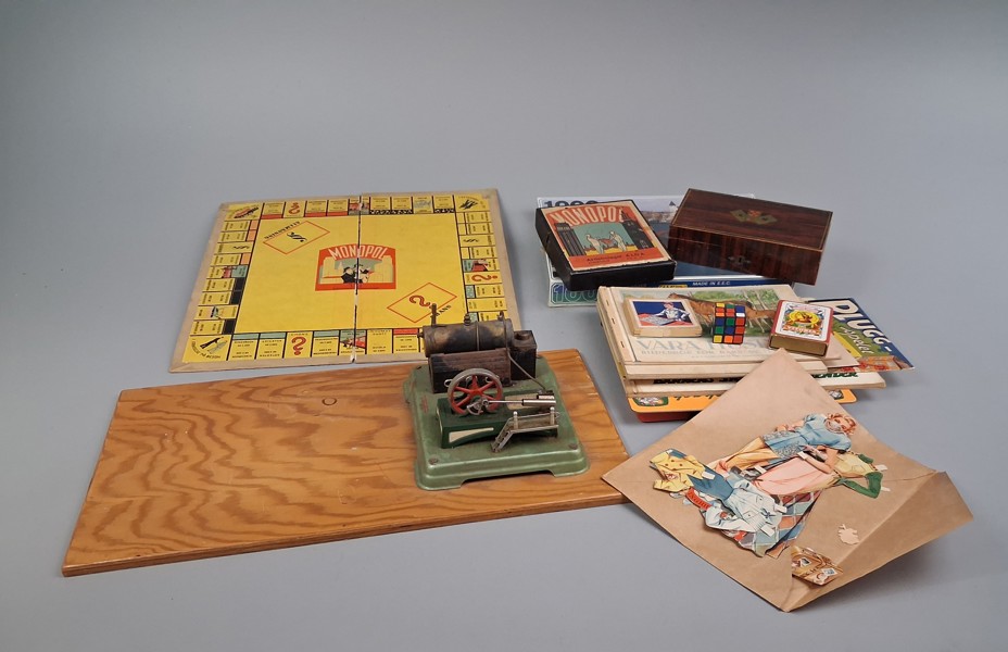 Diverse äldre spel, barnböcker, ångmaskin m.m.