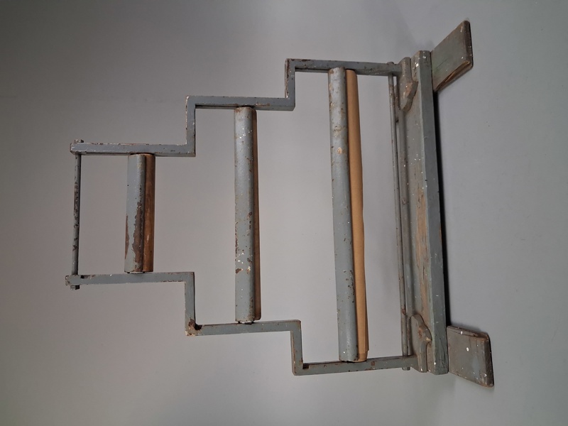 Presentpappershållare. Trä/Metall, tidigt 1900-tal.