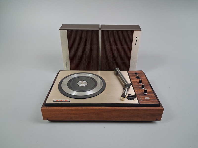 Skivspelare med högtalare. Dux.