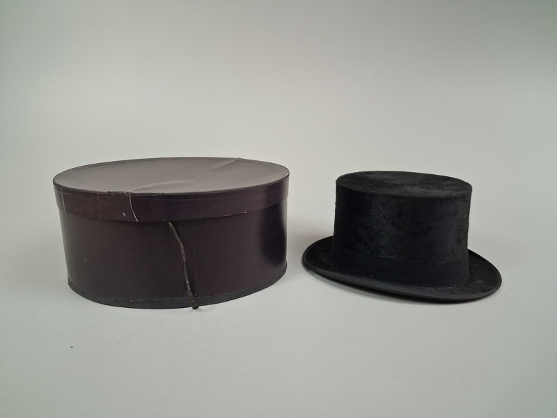 Hög hatt med hattask, Best London.