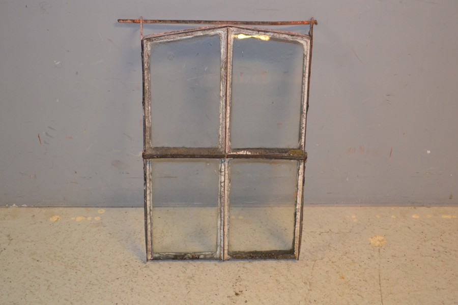 Stallfönster med glas.