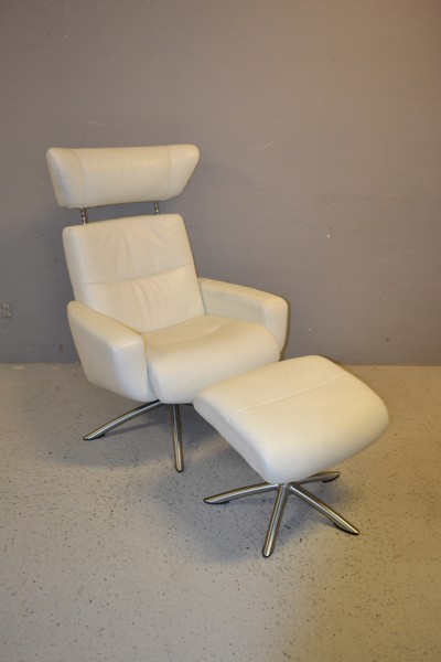 Fåtölj med fotpall. Vitt läder, IMG Norge.