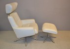 Fåtölj med fotpall. Vitt läder, IMG Norge.