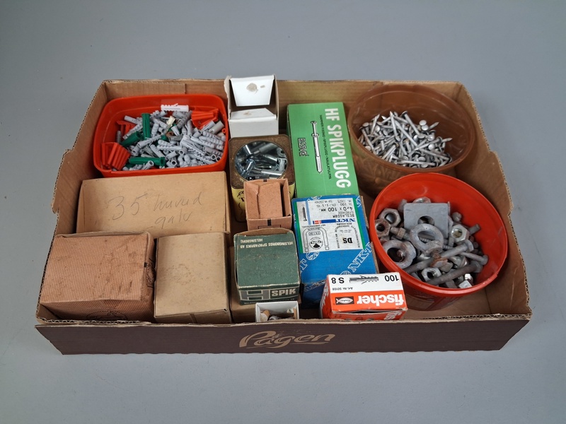 Diverse skruv, pluggar, spik m.m.