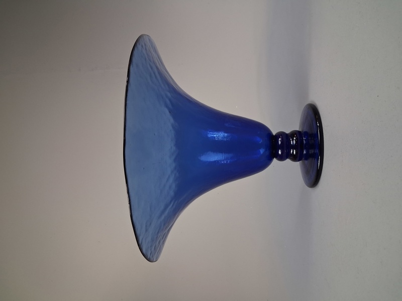 Skål på fot. Blåtonad glasmassa.