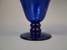 Skål på fot. Blåtonad glasmassa.