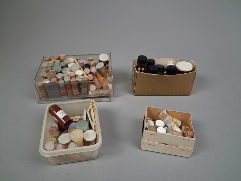 Diverse äldre färgpulver till porslinsmålning m.m.