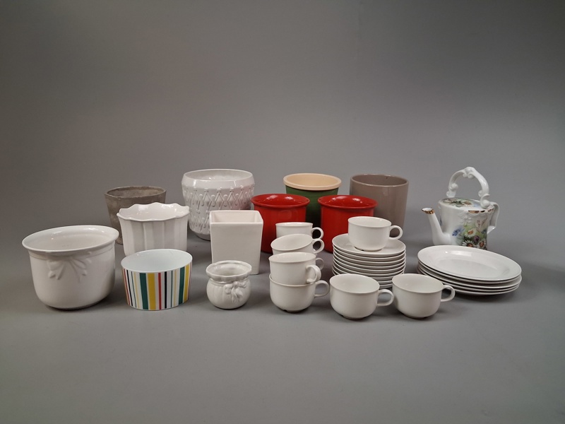 Diverse porslin, krukor.