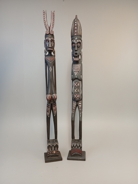 2 Träskulpturer. Afrikanska.