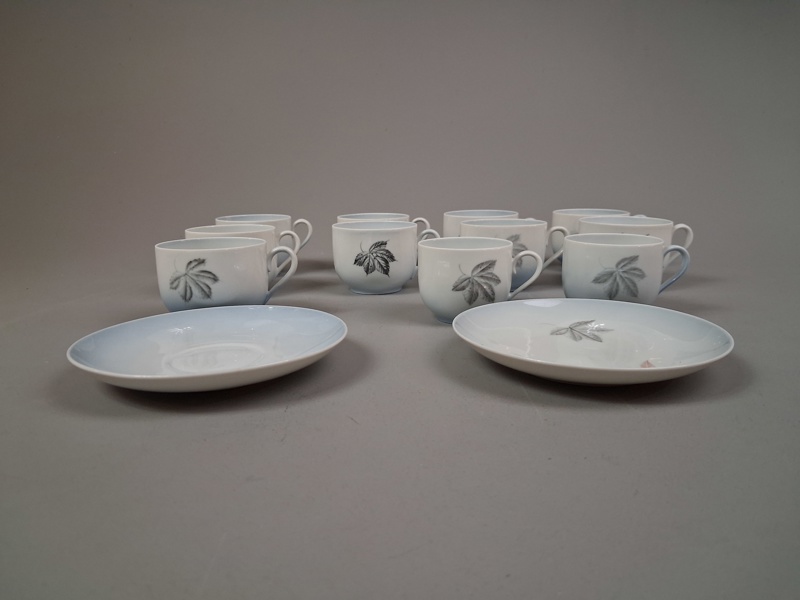 BING & GRÖNDAL. "Fallande löv", 9 Tekoppar & 2 Kaffekoppar, 1 Tefat & 1 Assiett.