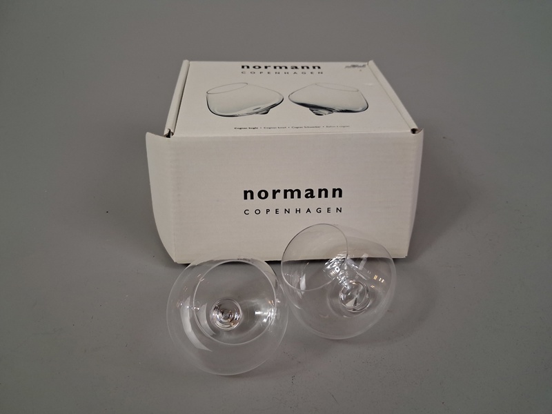 2 Cognacskupor. Normann, Copenhagen. Gungande. 2004.
