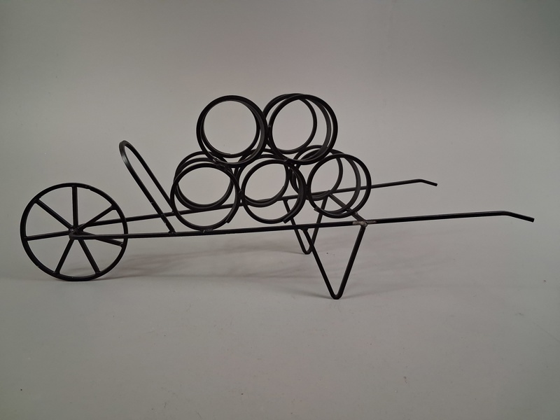 Vinställ i form av skottkärra, smide.