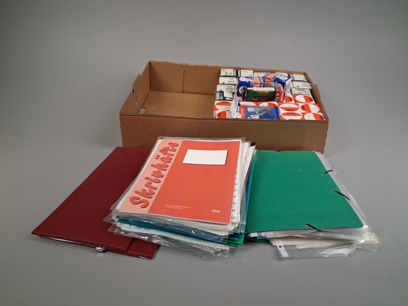 Kontorsmaterial & glödlampor.