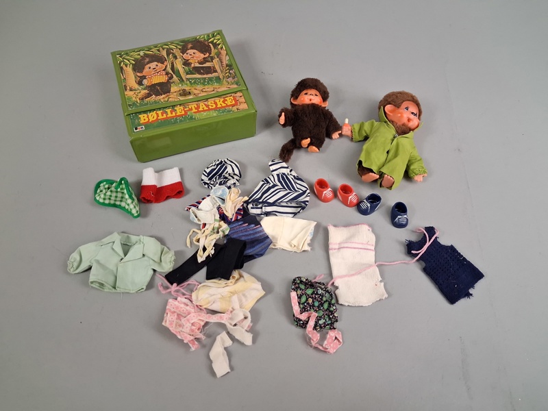 BØLLE-TASKE / Monchhichi väska med innehåll, 1970-talet.