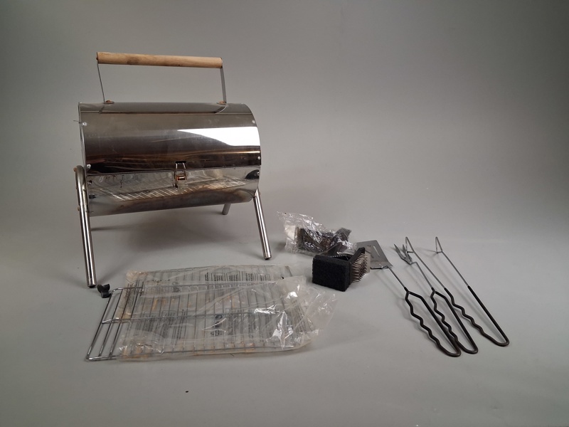Bärbar grill med tillbehör.