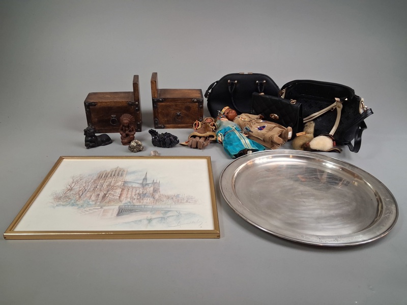 Diverse. Bl.a Bokstöd, mineraler, väskor m.m.