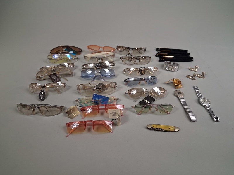 Diverse. Bl.a Solglasögon, pennor m.m.