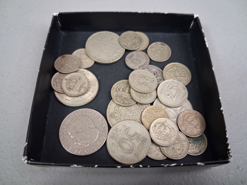 Silvermynt. 14st 10 öre, 5st 25 öre, 3st 50 öre & 4st 1 krona.